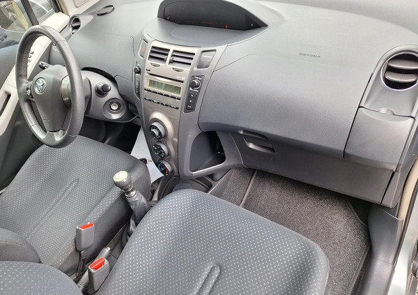 Toyota Yaris cena 20900 przebieg: 204000, rok produkcji 2010 z Wronki małe 137